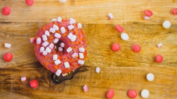 マシュマロで装飾されたピンクのドーナツ マクロとスライダーの撮影 パン屋と食のコンセプト 色とりどりのドーナツ チョコレート ピンク ブルードーナツで4K Uhd — ストック動画