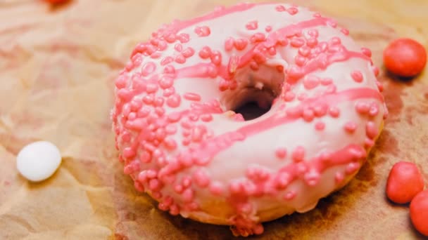 Rosados Donuts Decorados Con Glaseado Rosa Las Rosquillas Están Pedazo — Vídeos de Stock