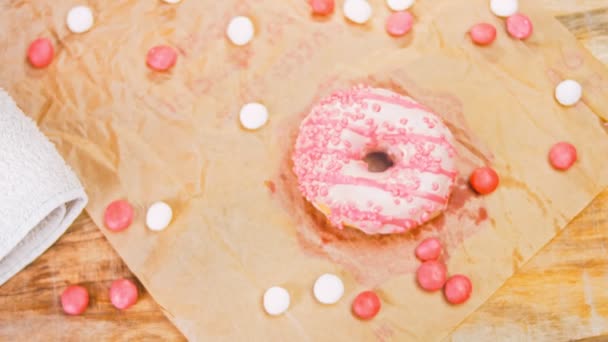 Pembe Kremayla Süslenmiş Pembe Çörekler Çörekler Şekerle Süslenmiş Bir Kağıt — Stok video