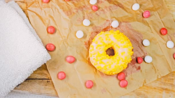 Rosafarbene Donuts Mit Gelbem Zuckerguss Donuts Stehen Auf Einem Mit — Stockvideo