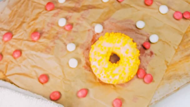 Sarı Kremayla Süslenmiş Pembe Çörekler Çörekler Şekerle Süslenmiş Bir Kağıt — Stok video