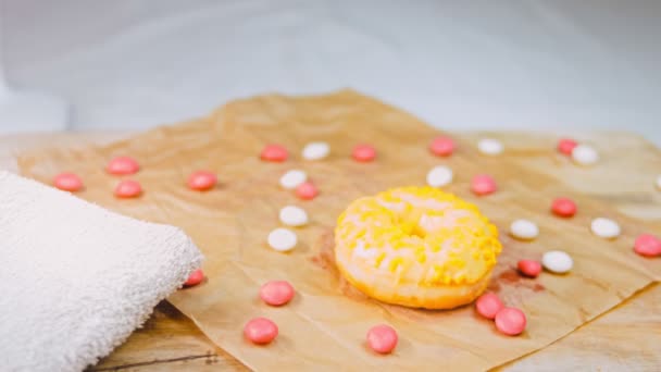 Donuts Rosados Decorados Con Glaseado Amarillo Las Rosquillas Están Pedazo — Vídeos de Stock