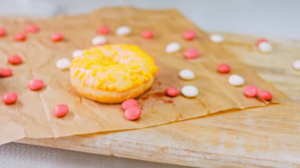 Donuts Cor Rosa Decorados Com Cobertura Amarela Donuts Estão Pedaço — Vídeo de Stock