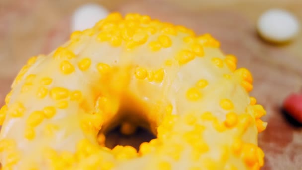 Donuts Rosados Decorados Con Glaseado Amarillo Las Rosquillas Están Pedazo — Vídeo de stock