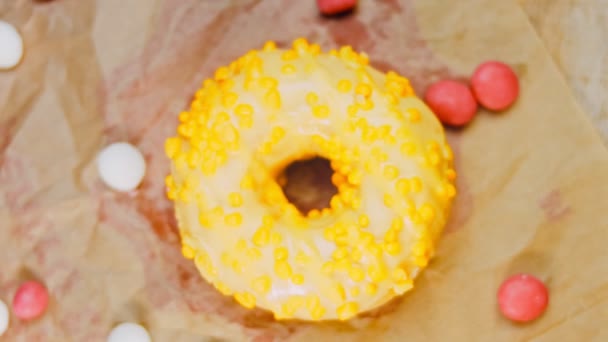 Donat Merah Muda Dihiasi Dengan Icing Kuning Donat Berada Atas — Stok Video