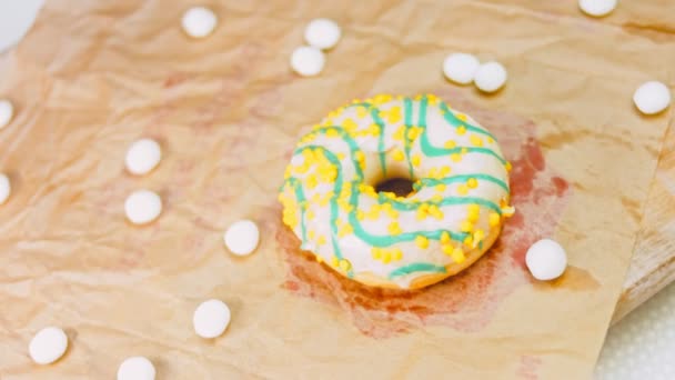 Mavi Kremayla Süslenmiş Sarı Çörekler Çörekler Şekerle Süslenmiş Bir Kağıt — Stok video