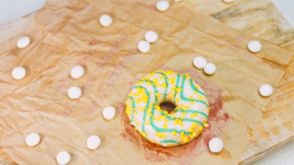 Κίτρινα Ντόνατς Διακοσμημένα Μπλε Κερασάκι Ντόνατς Είναι Ένα Κομμάτι Χαρτί — Αρχείο Βίντεο