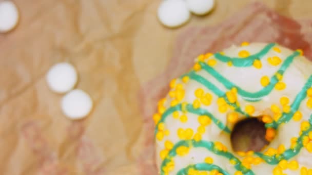 Gelbe Donuts Mit Blauem Zuckerguss Donuts Stehen Auf Einem Mit — Stockvideo