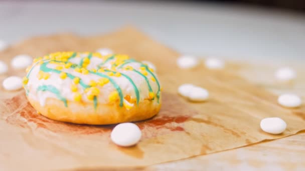 Gelbe Donuts Mit Blauem Zuckerguss Donuts Stehen Auf Einem Mit — Stockvideo