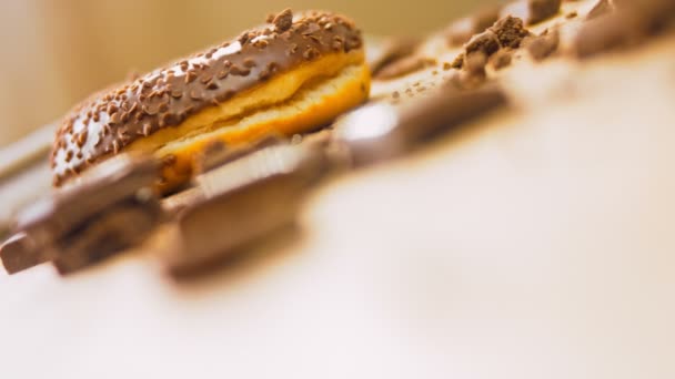 Donuts Chocolate Decorados Com Pedaços Chocolate Donuts Estão Papel Decorado — Vídeo de Stock