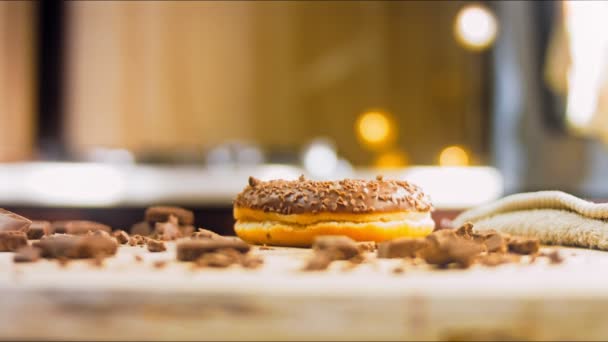 Schokoladen Donuts Mit Schokoladenstücken Verziert Donuts Stehen Auf Einem Papier — Stockvideo