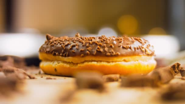 Csokis Fánk Csokidarabokkal Díszítve Fánkok Természetes Csokoládéval Díszített Papíron Vannak — Stock videók