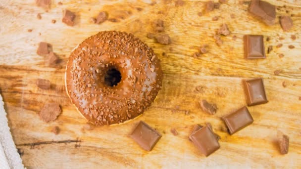Шоколадные Пончики Украшенные Кусочками Шоколада Пончики Бумаге Украшены Натуральным Шоколадом — стоковое видео