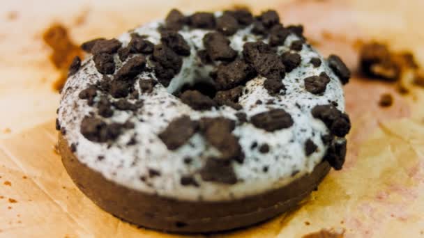 Donat Coklat Dihias Dengan Potongan Biskuit Oreo Donat Berada Atas — Stok Video