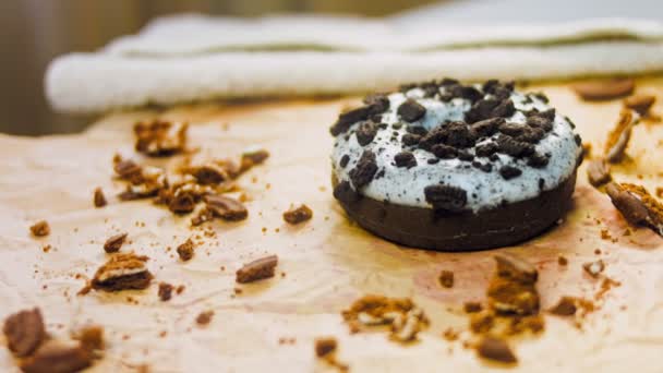 Chocolade Donuts Versierd Met Stukjes Oreo Koekjes Donuts Zijn Een — Stockvideo
