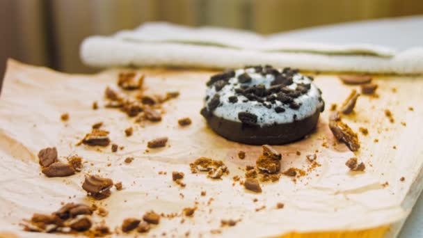 Donuts Chocolate Decorados Com Pedaços Biscoitos Oreo Donuts Estão Papel — Vídeo de Stock