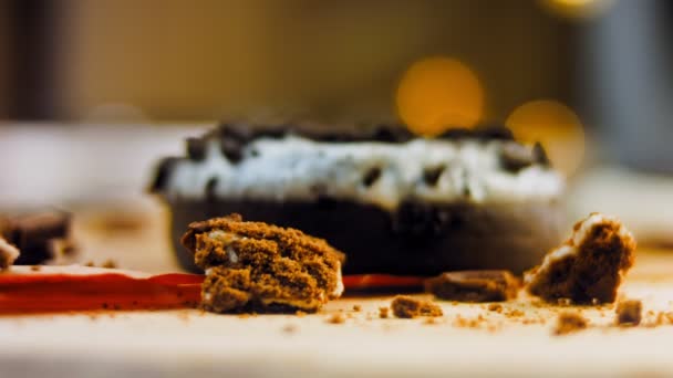 Donuts Chocolate Decorados Com Pedaços Biscoitos Oreo Donuts Estão Papel — Vídeo de Stock