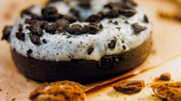 Csokis Fánk Oreo Keksszel Díszítve Fánkok Természetes Csokoládéval Díszített Papíron — Stock videók