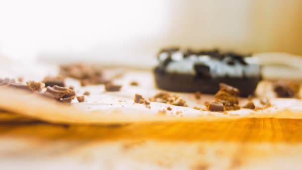 Donuts Chocolate Decorados Com Pedaços Biscoitos Oreo Donuts Estão Papel — Vídeo de Stock