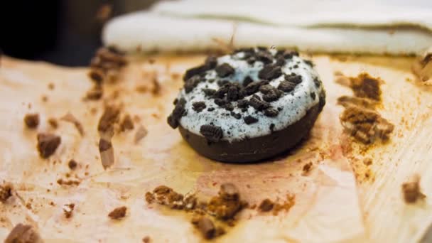 Rosquillas Chocolate Decoradas Con Trozos Galletas Oreo Las Rosquillas Están — Vídeos de Stock