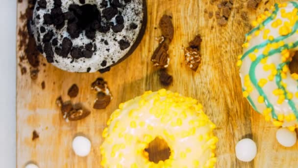 Шоколад Маршмелло Цукерки Пончики Ретро Випічці Пончики Папері Прикрашені Натуральним — стокове відео