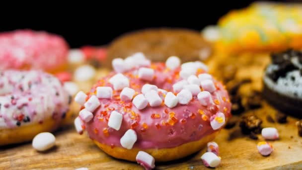 Schokolade Marshmello Und Bonbon Donuts Auf Einem Retro Backblech Donuts — Stockvideo