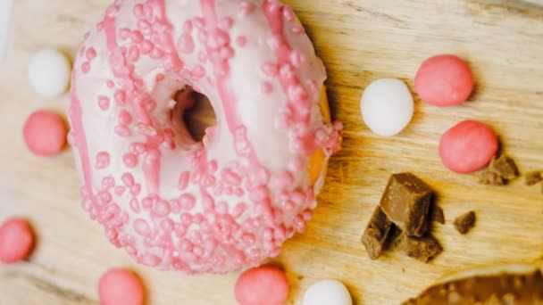 Csokoládé Marshmello Cukros Fánk Retro Sütőtálcán Fánkok Természetes Csokoládéval Díszített — Stock videók