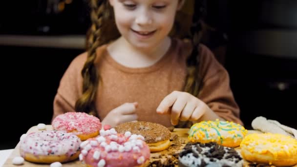 Menina Escolhe Entre Vários Presentes Ela Aponta Dedo Donuts Chocolate — Vídeo de Stock