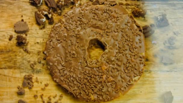 Коррумпированный Пончик Восстанавливается Шоколад Маршмелло Шоколадные Пончики Подносе Выпечки Ретро — стоковое видео
