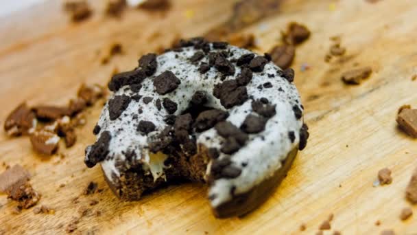 Donut Heeft Een Mondvormige Beet Chocolade Donuts Versierd Met Stukjes — Stockvideo