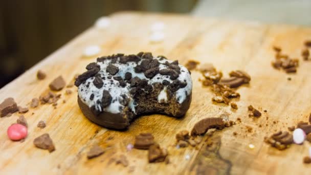 Donut Tiene Una Mordida Forma Boca Rosquillas Chocolate Decoradas Con — Vídeo de stock