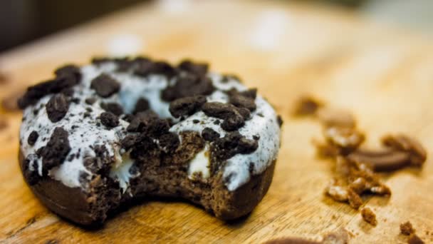Donut Hat Einen Mundförmigen Biss Schokoladen Donuts Mit Oreo Keksen — Stockvideo