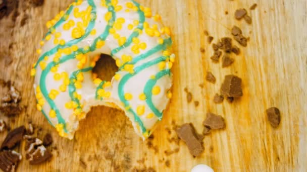노란색 도넛은 파란색으로 장식되어 있습니다 도넛은 사탕으로 장식된 있습니다 매크로와 — 비디오