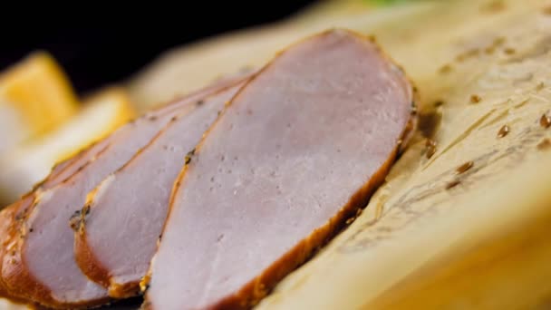 Filetto Maiale Affettato Con Baguette Alla Francese Salsiccia Vassoio Cottura — Video Stock