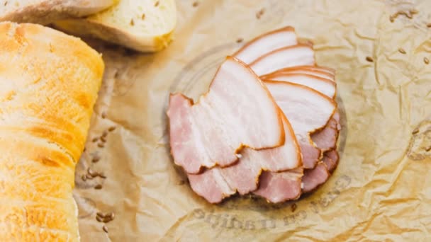 用法式面包切碎的猪肉意大利面 香肠在一个复古风格的烹饪盘和食物纸上 慢镜头拍摄在滑块上 我们也用新鲜的莴苣叶 — 图库视频影像