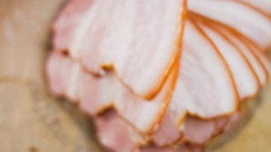 Fransız ekmeğiyle dilimlenmiş domuz pastırması. Sosis retro-stil yemek tepsisinde ve yemek kağıdında. Yavaş çekim kaydırağın üzerinde. Taze marul yaprakları da kullanıyoruz..
