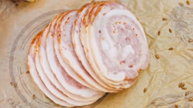 Fransız ekmeğiyle dilimlenmiş sosisli börek. Sosis retro-stil yemek tepsisinde ve yemek kağıdında. Yavaş çekim kaydırağın üzerinde. Taze marul yaprakları da kullanıyoruz..