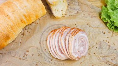 Fransız ekmeğiyle dilimlenmiş sosisli börek. Sosis retro-stil yemek tepsisinde ve yemek kağıdında. Yavaş çekim kaydırağın üzerinde. Taze marul yaprakları da kullanıyoruz..