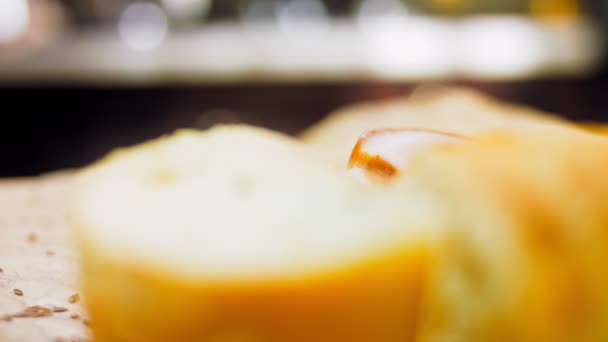 Fransız Ekmeğiyle Dilimlenmiş Domuz Pastırması Sosis Retro Stil Yemek Tepsisinde — Stok video