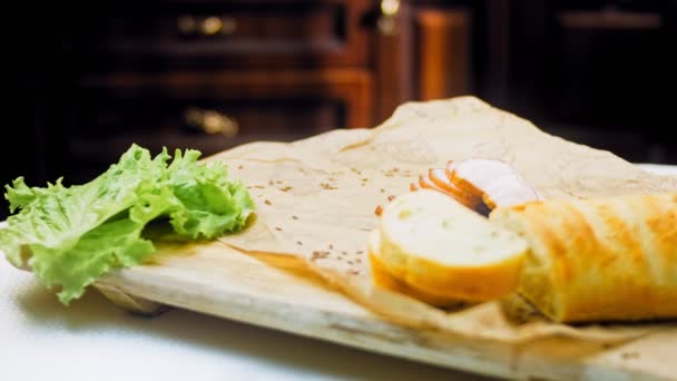 Pastrami Cerdo Rodajas Con Una Baguette Francesa Salchicha Está Una — Vídeos de Stock