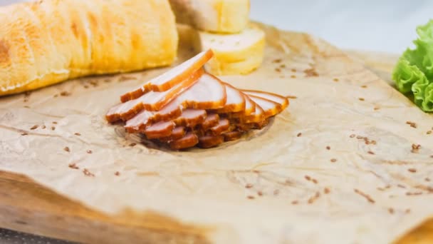 Snijd Varkensvlees Pastrami Met Een Franse Stokbrood Worst Ligt Een — Stockvideo