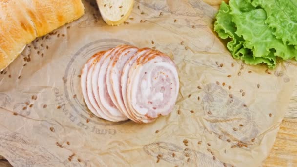 Rolo Salsicha Porco Fatiado Com Uma Baguete Francesa Salsicha Está — Vídeo de Stock