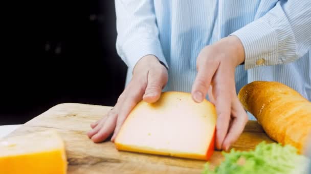 Die Frau Hält Ein Stück Käse Mit Löchern Der Hand — Stockvideo