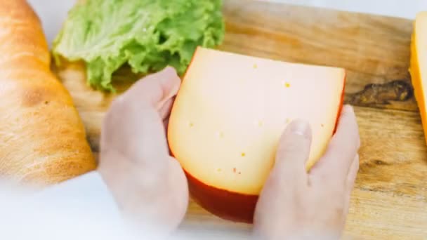 Donna Tiene Mano Pezzo Formaggio Con Dei Buchi Slider Filmato — Video Stock