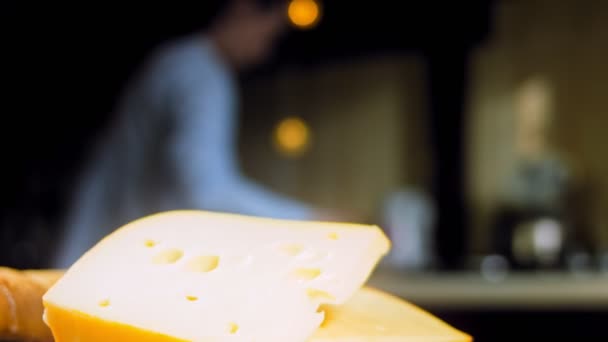 Сыр Дырками Подносе Приготовления Пищи Стиле Ретро Слайдер Снял Процесс — стоковое видео