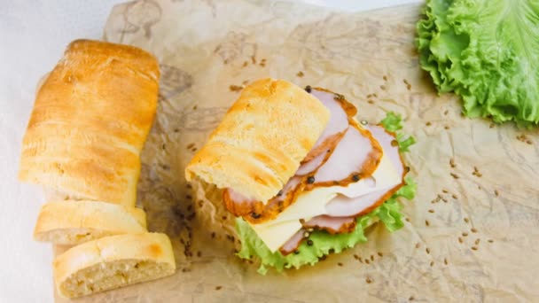 Sandwich Mit Französischem Baguette Käse Salat Und Wurst Schießen Hintergrund — Stockvideo