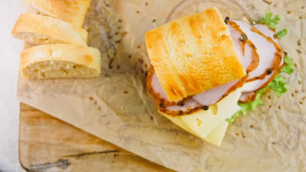 Sandwich Mit Französischem Baguette Käse Salat Und Wurst Schießen Hintergrund — Stockvideo