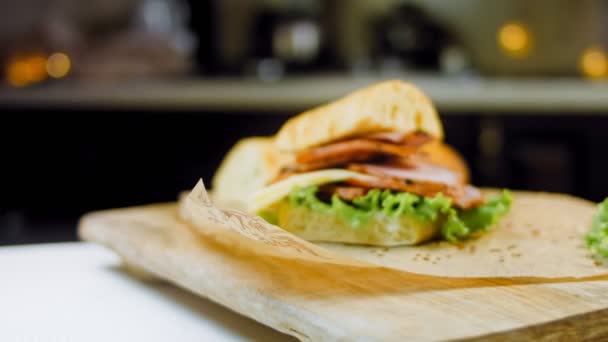 Panino Con Baguette Alla Francese Formaggio Lattuga Salsiccia Sparatoria Cursore — Video Stock