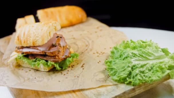 Sanduíche Com Baguete Francesa Queijo Alface Salsicha Disparo Deslizante Fundo — Vídeo de Stock