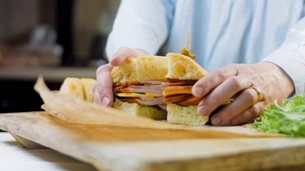 Chef Opent Twee Boterhammen Met Franse Stokbrood Kaas Sla Worst — Stockvideo